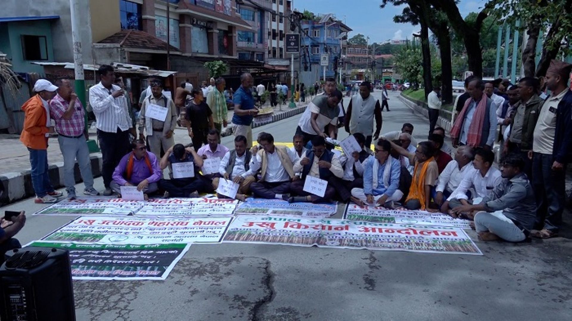 आन्दोलित उखु किसान भन्छन्-‘प्रधानमन्त्रीले भुक्तानी रोके, अब राजमार्ग बन्द गर्छौं’